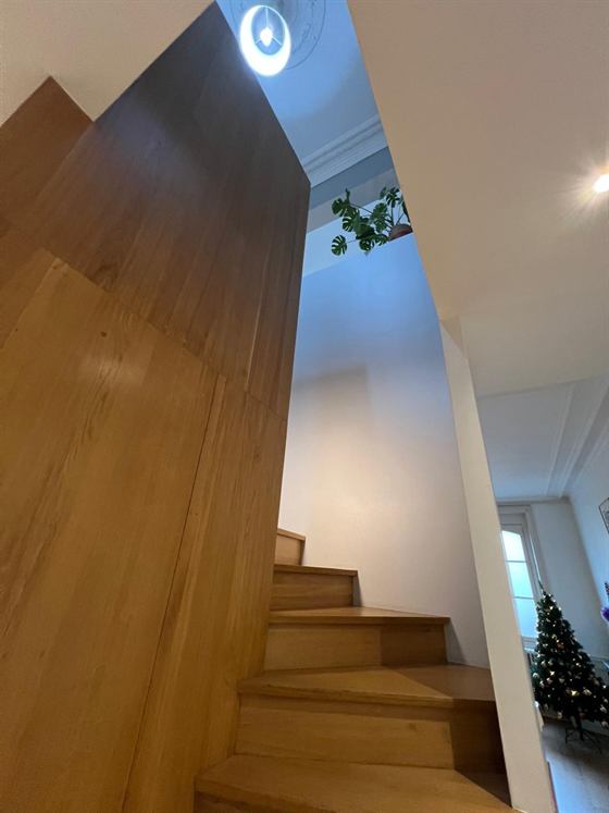 Escalier en bois clair reliant les étages